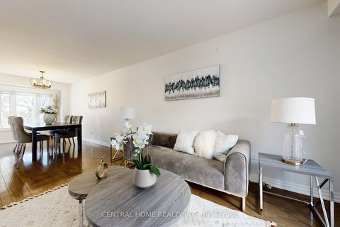 Photo 10 at 30 Moffat Crescent, Aurora Heights, Aurora