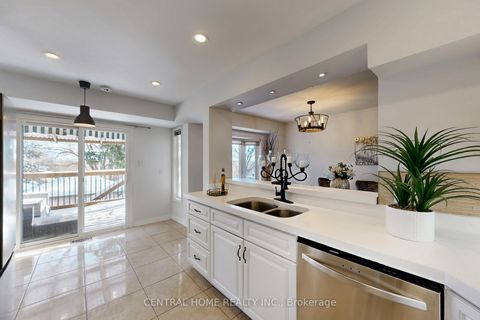 Photo 15 at 30 Moffat Crescent, Aurora Heights, Aurora