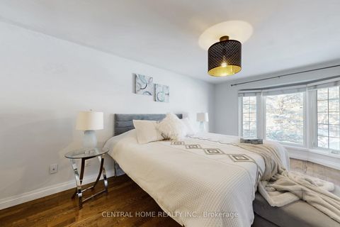 Photo 18 at 30 Moffat Crescent, Aurora Heights, Aurora