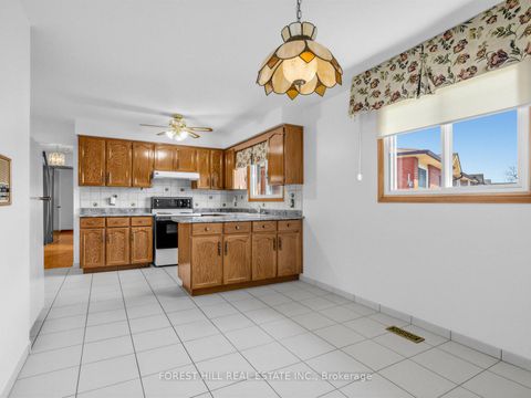 Photo 4 at 10 Boyne Highland Crescent, Glen Shields, Vaughan