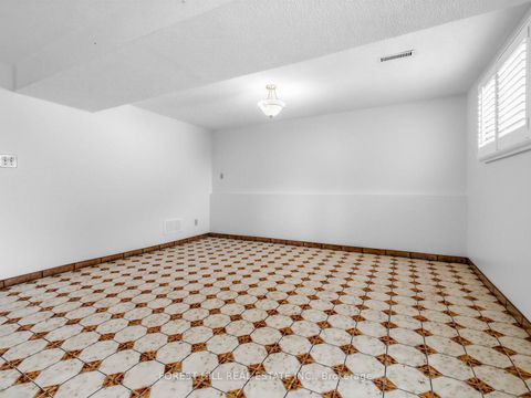 Photo 22 at 10 Boyne Highland Crescent, Glen Shields, Vaughan