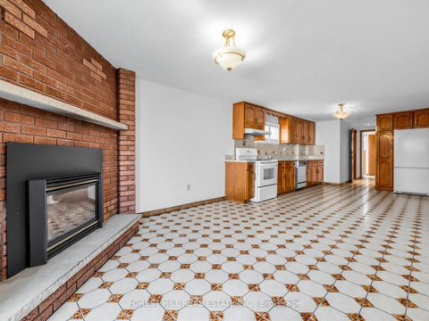 Photo 24 at 10 Boyne Highland Crescent, Glen Shields, Vaughan