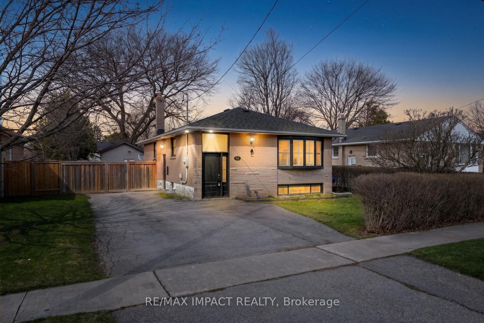 918 McCullough Drive, Downtown Whitby, Whitby 