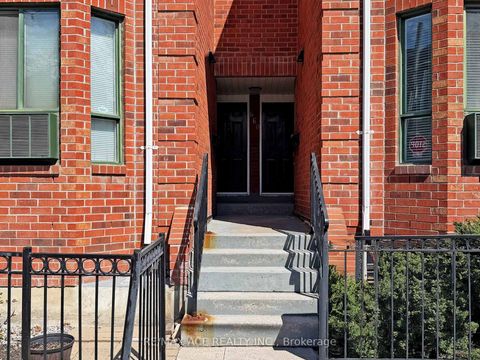 Photo 2 at 14 - 660B Wellington Street W, Niagara, Toronto