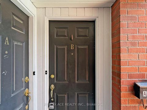 Photo 3 at 14 - 660B Wellington Street W, Niagara, Toronto