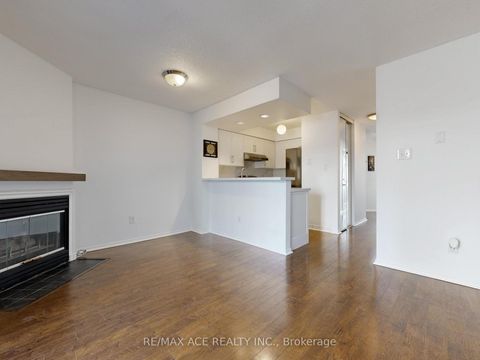 Photo 7 at 14 - 660B Wellington Street W, Niagara, Toronto