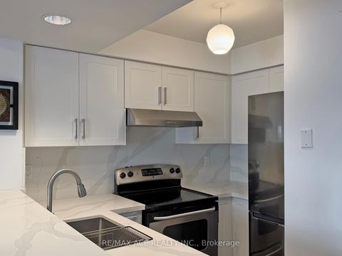 Photo 8 at 14 - 660B Wellington Street W, Niagara, Toronto