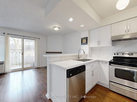 Photo 9 at 14 - 660B Wellington Street W, Niagara, Toronto