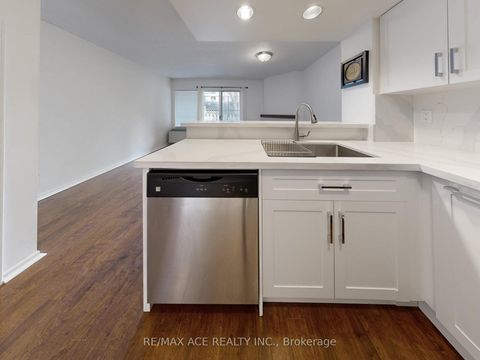 Photo 10 at 14 - 660B Wellington Street W, Niagara, Toronto