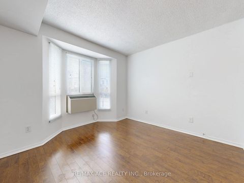 Photo 13 at 14 - 660B Wellington Street W, Niagara, Toronto