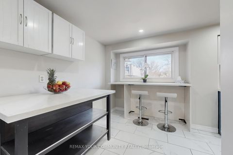 Photo 22 at 16 - 72 Ashglen Way, Unionville, Markham