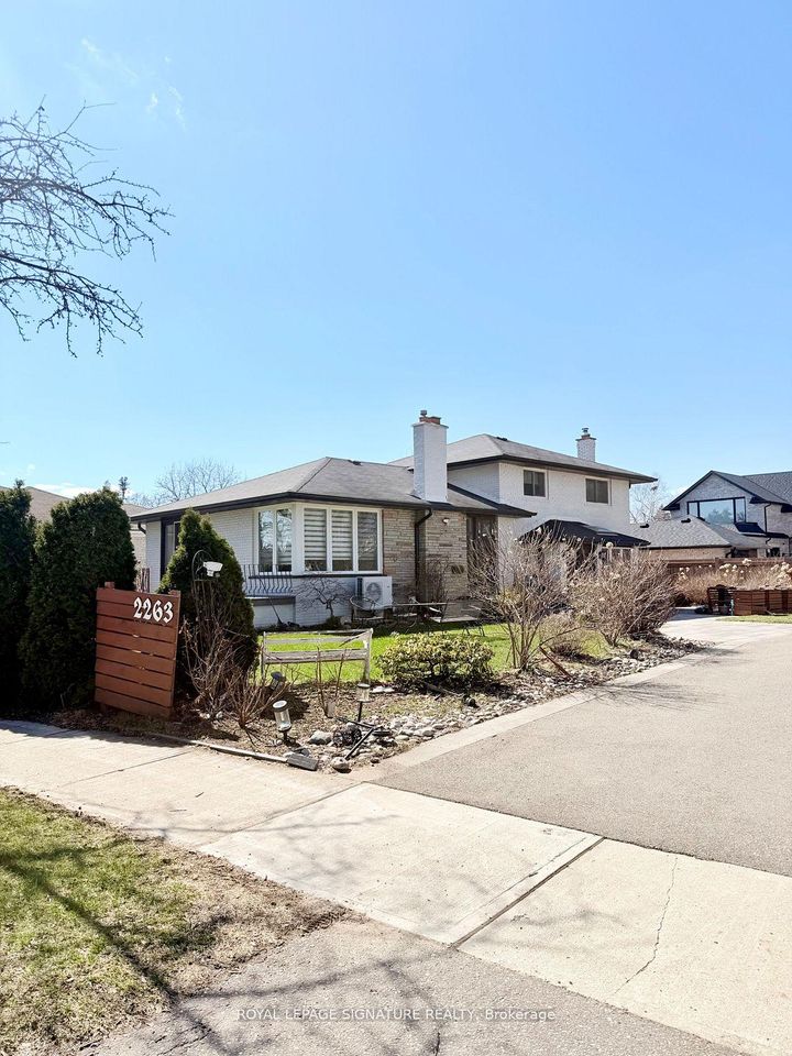 Photo 1 at 2263 Harcourt Crescent, Lakeview, Mississauga