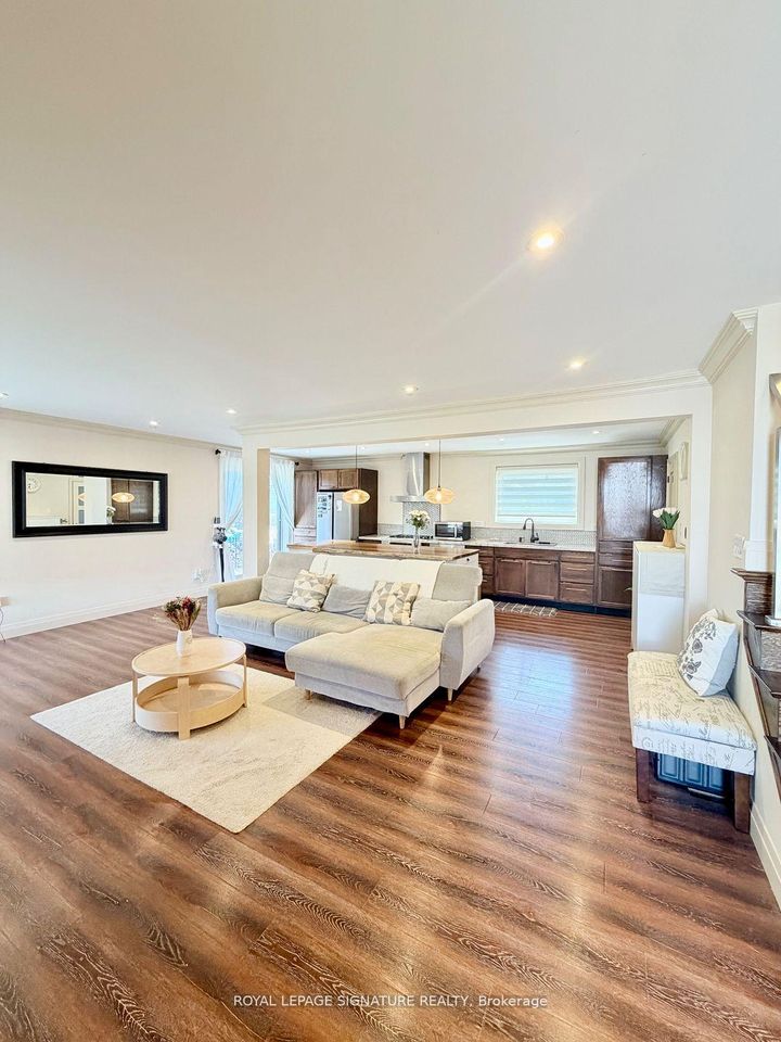 Photo 5 at 2263 Harcourt Crescent, Lakeview, Mississauga
