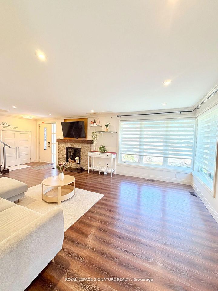 Photo 6 at 2263 Harcourt Crescent, Lakeview, Mississauga