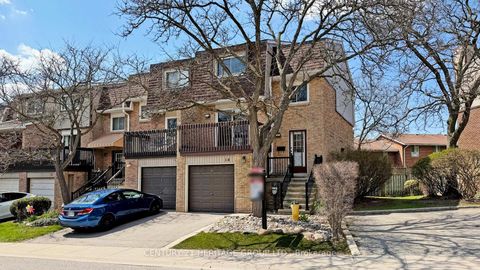 Photo 2 at 14 Dunkeld Way, Royal Orchard, Markham