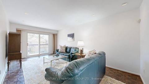 Photo 3 at 14 Dunkeld Way, Royal Orchard, Markham
