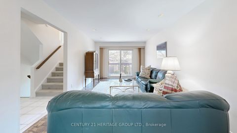 Photo 4 at 14 Dunkeld Way, Royal Orchard, Markham
