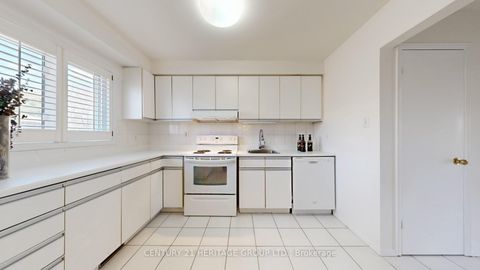 Photo 12 at 14 Dunkeld Way, Royal Orchard, Markham