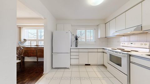Photo 13 at 14 Dunkeld Way, Royal Orchard, Markham