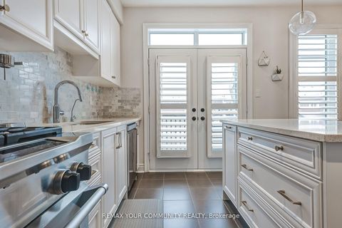 Photo 10 at 22 Lowther Avenue, Oak Ridges, Richmond Hill