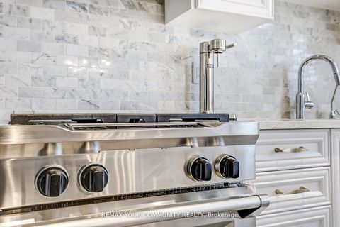 Photo 11 at 22 Lowther Avenue, Oak Ridges, Richmond Hill