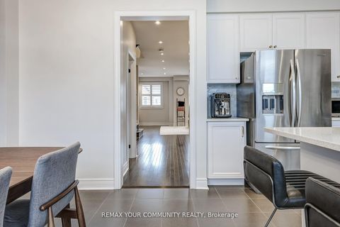 Photo 13 at 22 Lowther Avenue, Oak Ridges, Richmond Hill