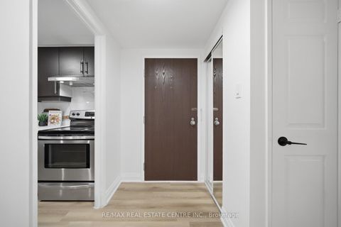 Photo 2 at 1009 - 717 Bay Street, Bay Street Corridor, Toronto