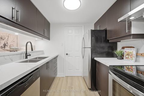 Photo 3 at 1009 - 717 Bay Street, Bay Street Corridor, Toronto