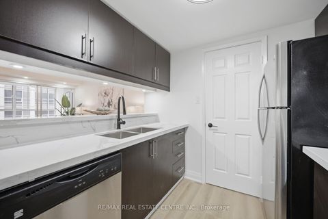 Photo 4 at 1009 - 717 Bay Street, Bay Street Corridor, Toronto