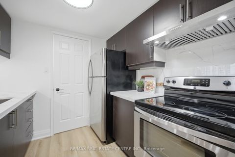 Photo 5 at 1009 - 717 Bay Street, Bay Street Corridor, Toronto