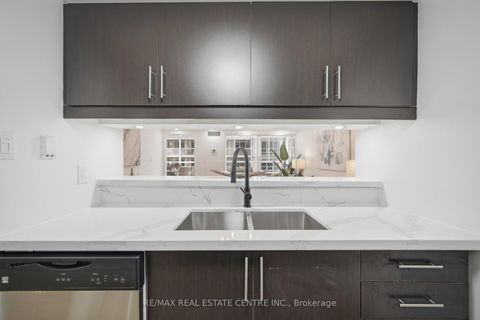 Photo 7 at 1009 - 717 Bay Street, Bay Street Corridor, Toronto