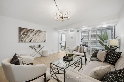 Photo 11 at 1009 - 717 Bay Street, Bay Street Corridor, Toronto