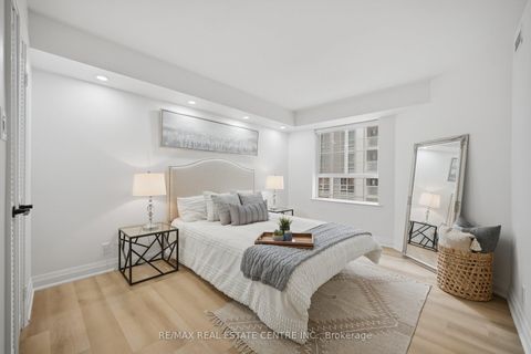 Photo 12 at 1009 - 717 Bay Street, Bay Street Corridor, Toronto