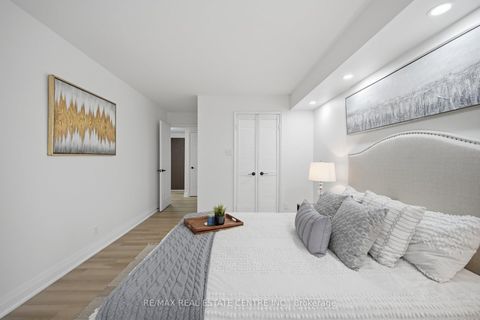 Photo 14 at 1009 - 717 Bay Street, Bay Street Corridor, Toronto