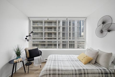 Photo 16 at 1009 - 717 Bay Street, Bay Street Corridor, Toronto