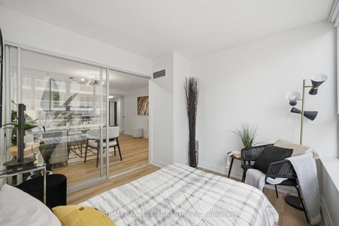 Photo 17 at 1009 - 717 Bay Street, Bay Street Corridor, Toronto