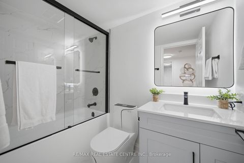 Photo 20 at 1009 - 717 Bay Street, Bay Street Corridor, Toronto