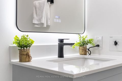 Photo 22 at 1009 - 717 Bay Street, Bay Street Corridor, Toronto