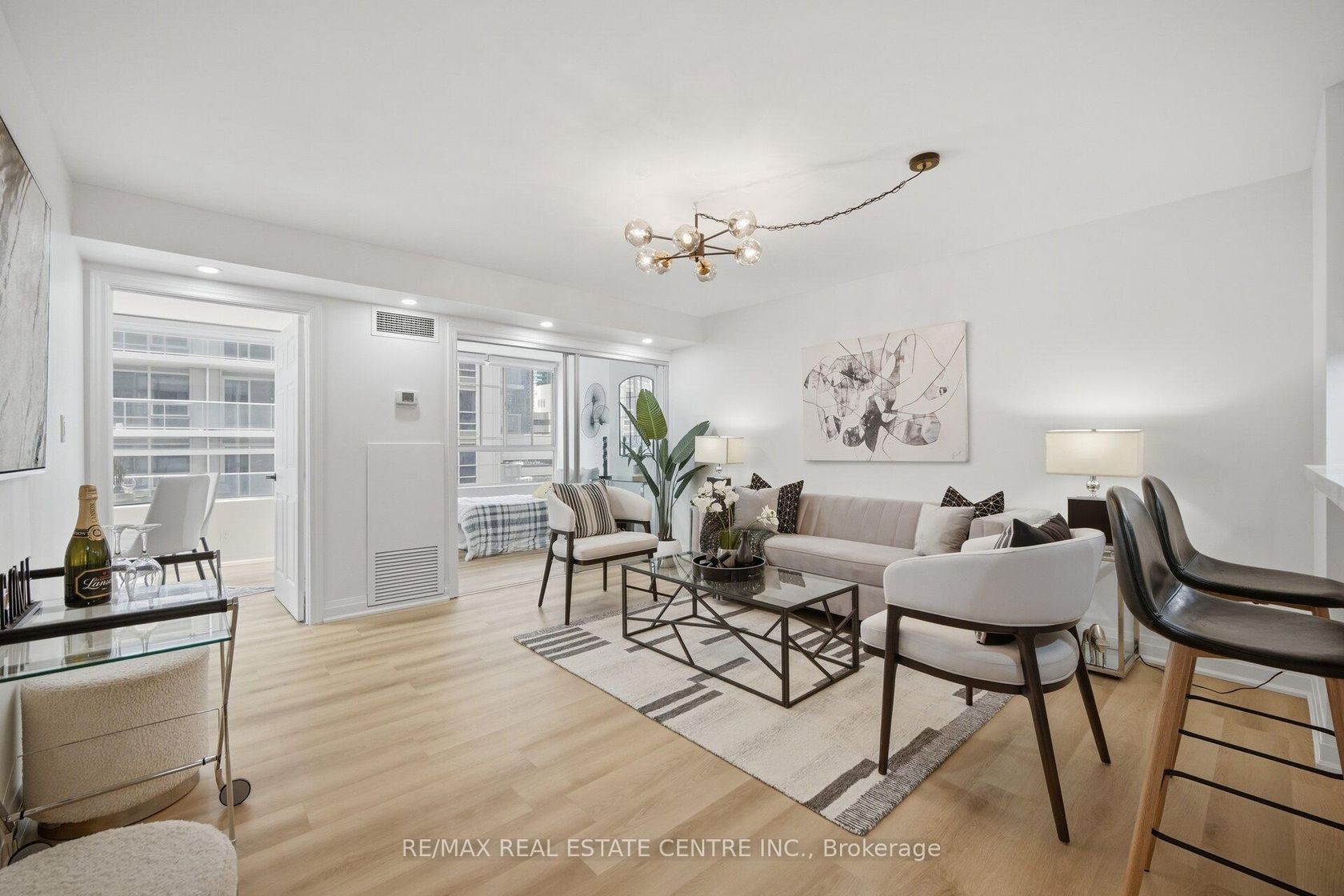 1009 - 717 Bay Street, Bay Street Corridor, Toronto photo number 2