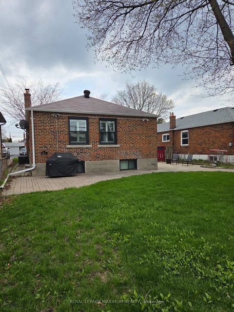Photo 2 at 33 Alice Crescent, Maryvale, Toronto