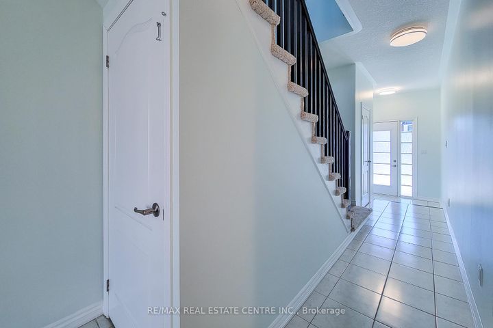 Photo 5 at 137 Borers Creek Circle, Waterdown, Hamilton