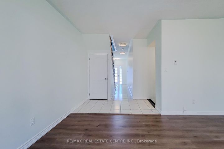 Photo 8 at 137 Borers Creek Circle, Waterdown, Hamilton