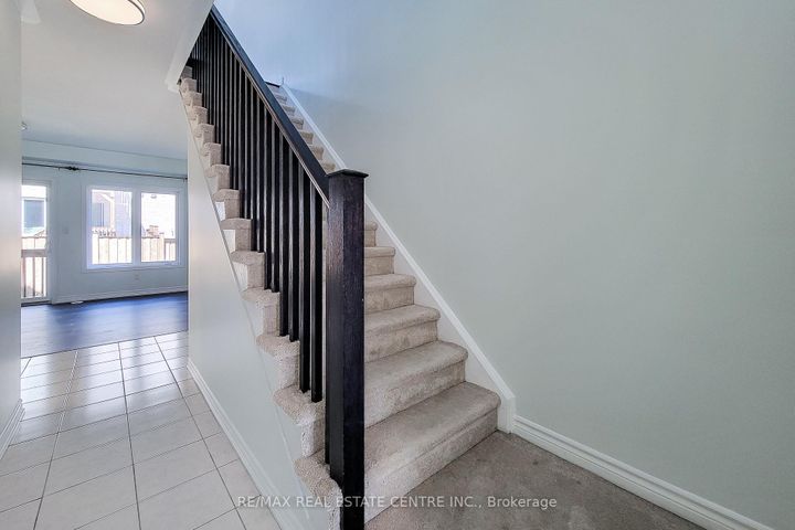 Photo 9 at 137 Borers Creek Circle, Waterdown, Hamilton