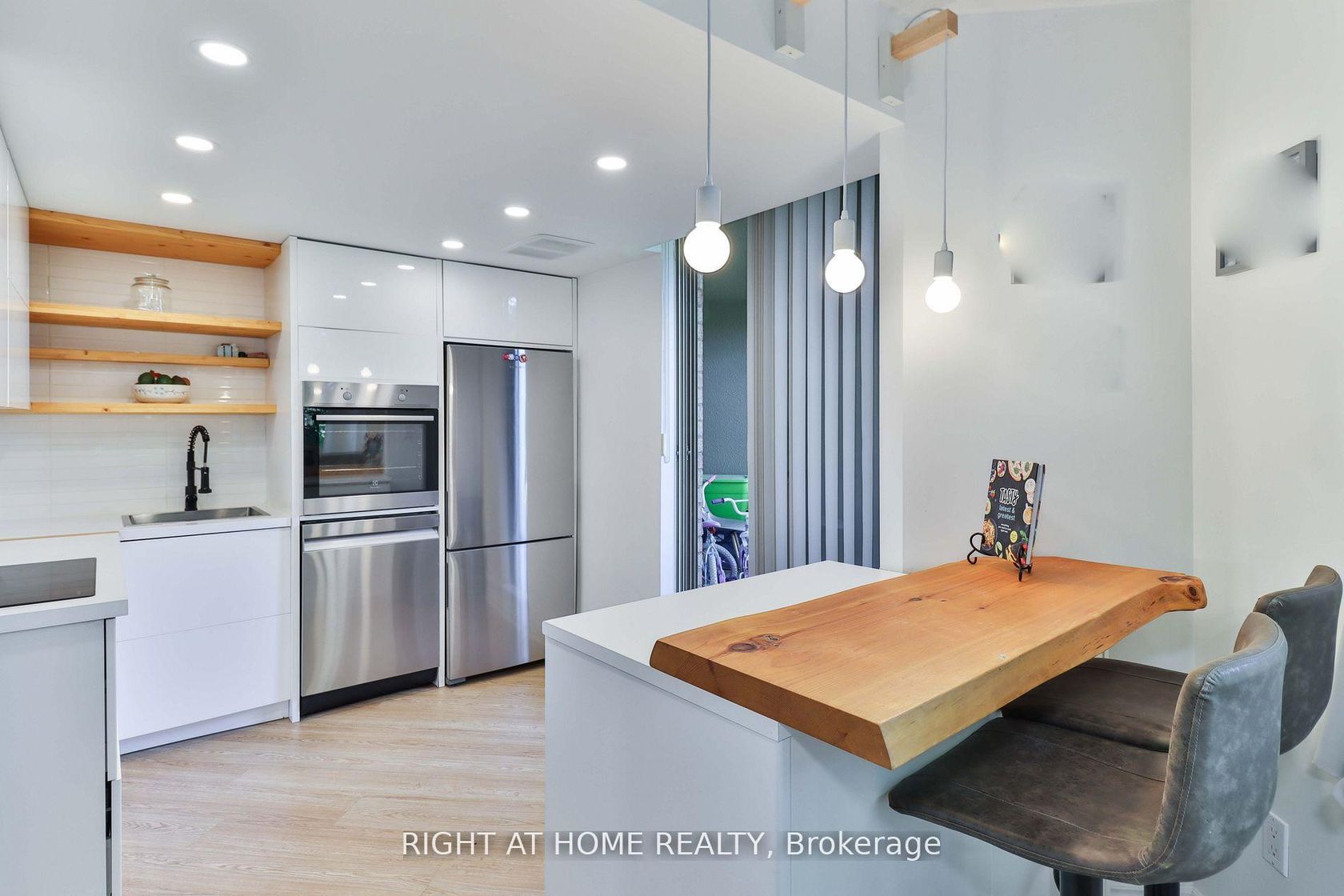 1210 Don Mills Road, Don Mills, Toronto photo number 2