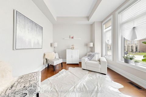 Photo 2 at 61 Grange Drive, Jefferson, Richmond Hill