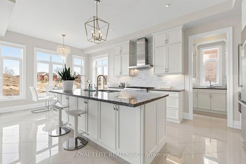 Photo 8 at 61 Grange Drive, Jefferson, Richmond Hill