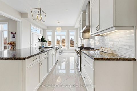 Photo 10 at 61 Grange Drive, Jefferson, Richmond Hill