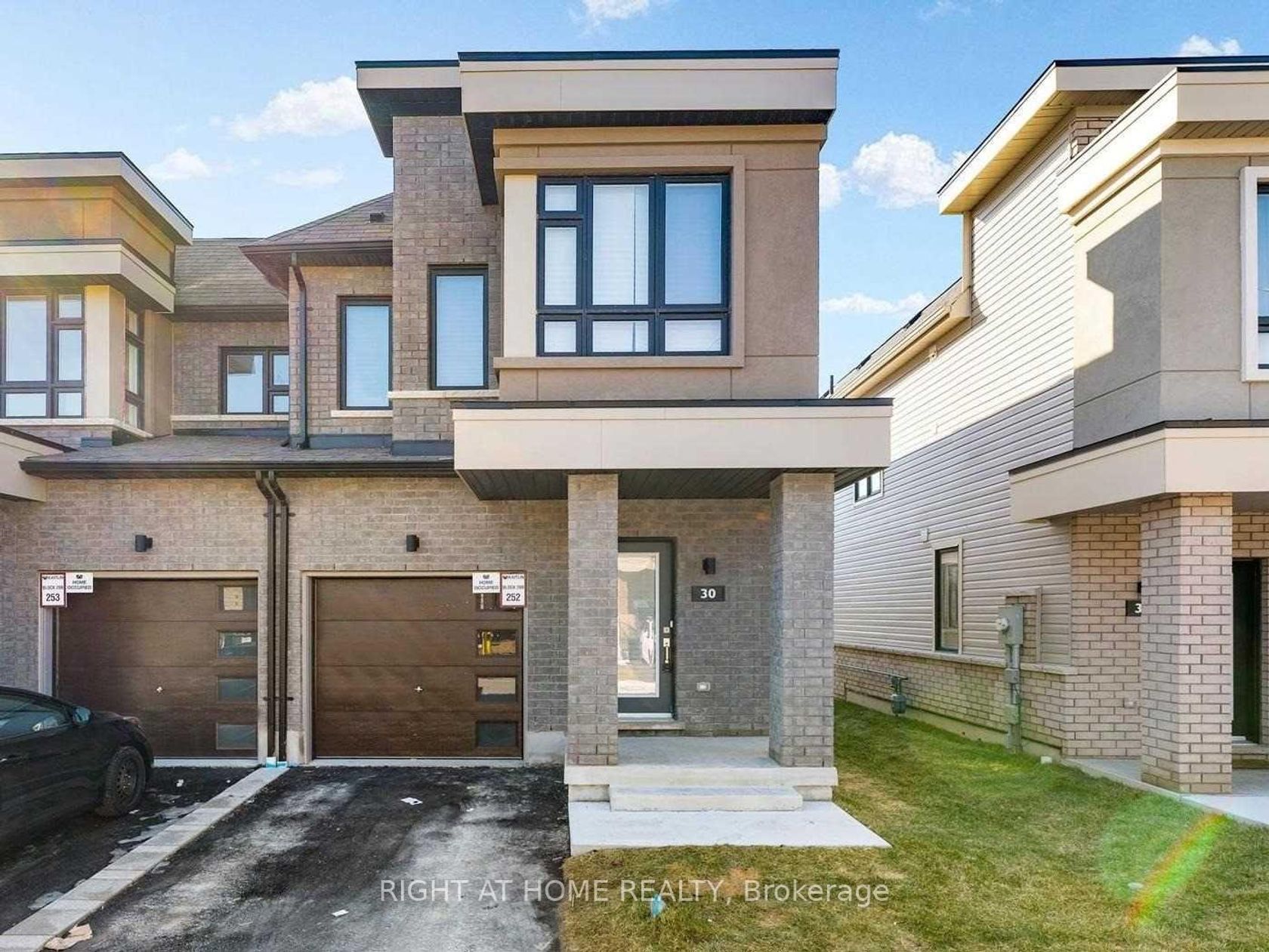 30 Caspian Square, Bowmanville, Clarington photo number 2