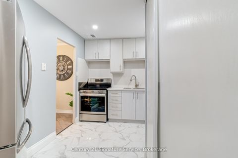 Photo 3 at 15 - 2001 Bonnymede Drive, Clarkson, Mississauga