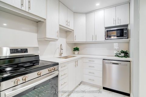 Photo 5 at 15 - 2001 Bonnymede Drive, Clarkson, Mississauga
